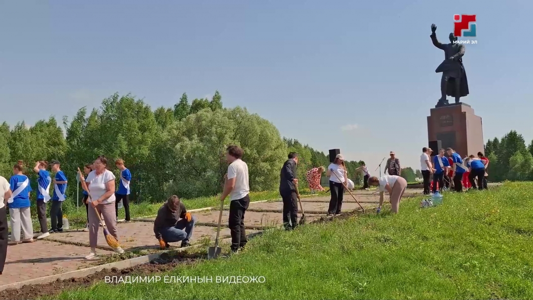 Курыкмарий кундемын выпускникше-влак Акпарслан памятник воктене кумдыкым тӱзатеныт