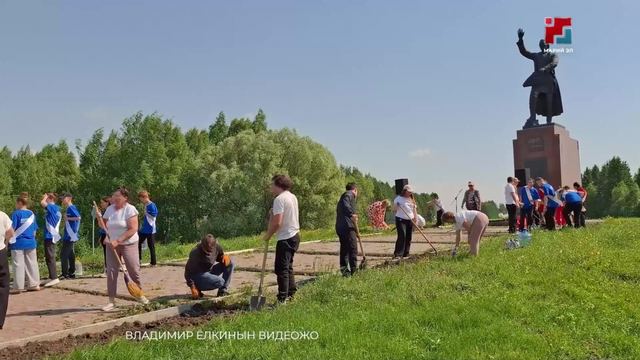 Курыкмарий кундемын выпускникше-влак Акпарслан памятник воктене кумдыкым тӱзатеныт