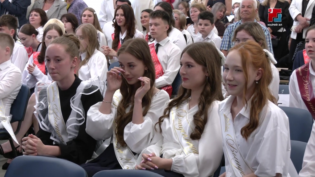 Выпускники Медведевской школы №4 попрощались с педагогами