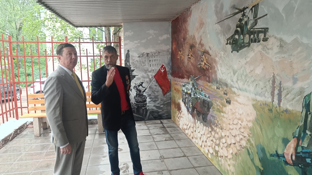 Студенты Йошкар-Олинского художественного училища расписали входную группу музея