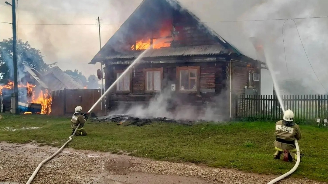 В деревне Басалаево ночной пожар уничтожил баню и повредил жилой дом