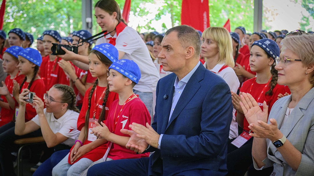 Глава Марий Эл поддержал патриотические инициативы школьников в обновленном «Радужном»