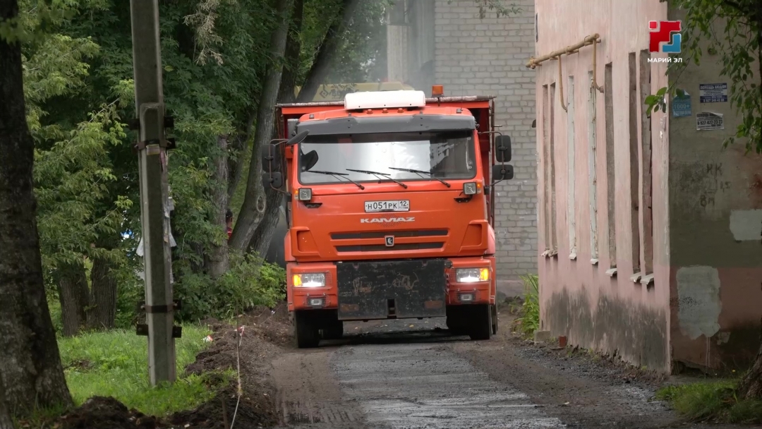 В Йошкар-Оле ремонтируют тротуар на улице Героев Сталинградской Битвы