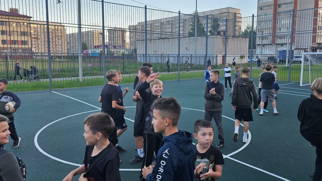 В Йошкар-Оле открыли новую футбольную площадку во дворе дома на улице Петрова