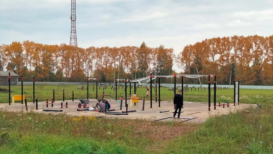 В деревне Большой Карлыган завершается строительство современной спортивной площадки