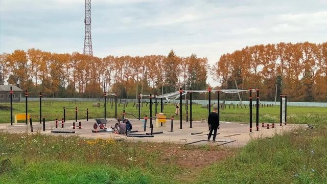 В деревне Большой Карлыган завершается строительство современной спортивной площадки