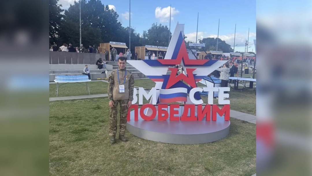 Кавалер ордена Мужества из Волжского района Дмитрий Спиридонов поделился воспоминаниями о школе в День знаний