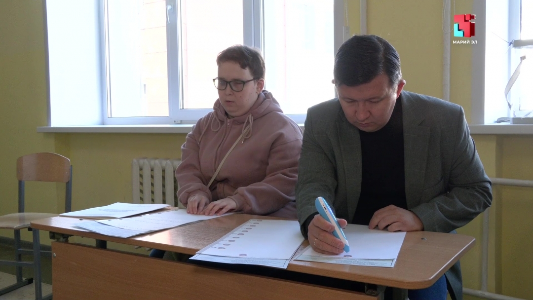 Незрячие избиратели в Марий Эл голосуют с помощью тифломаркеров и брайлевских трафаретов
