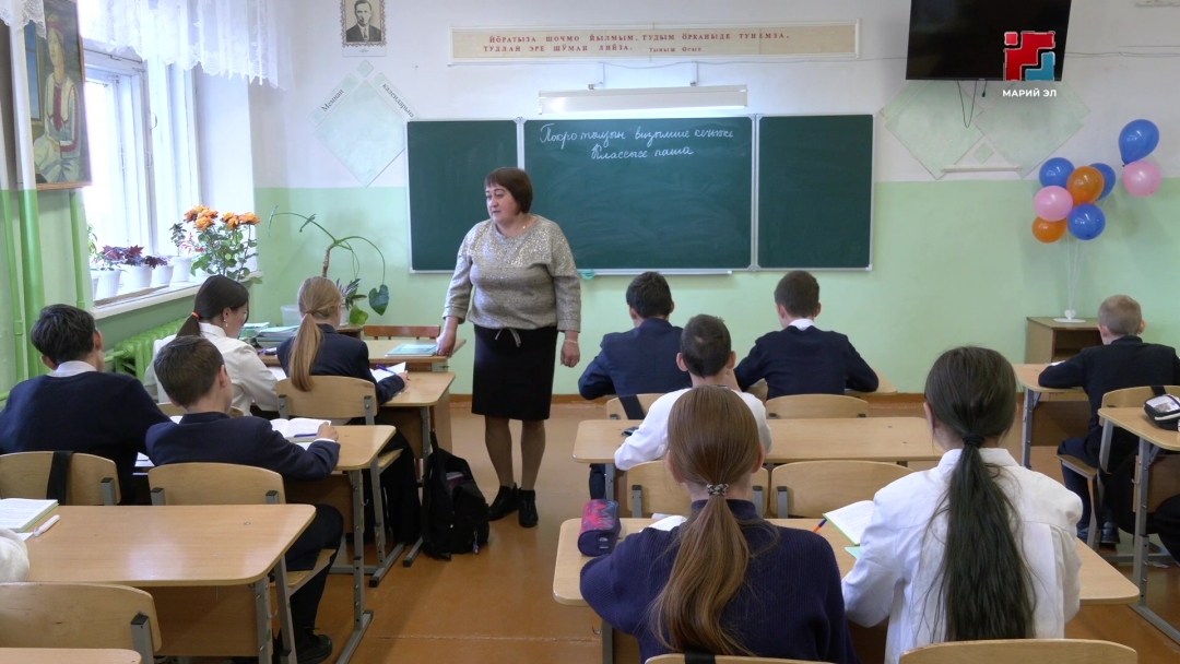 Сотнур кыдалаш школын туныктышыжо Н. Евдокимова 30 ий йоча-влакым шочмо йылмылан кумылаҥда